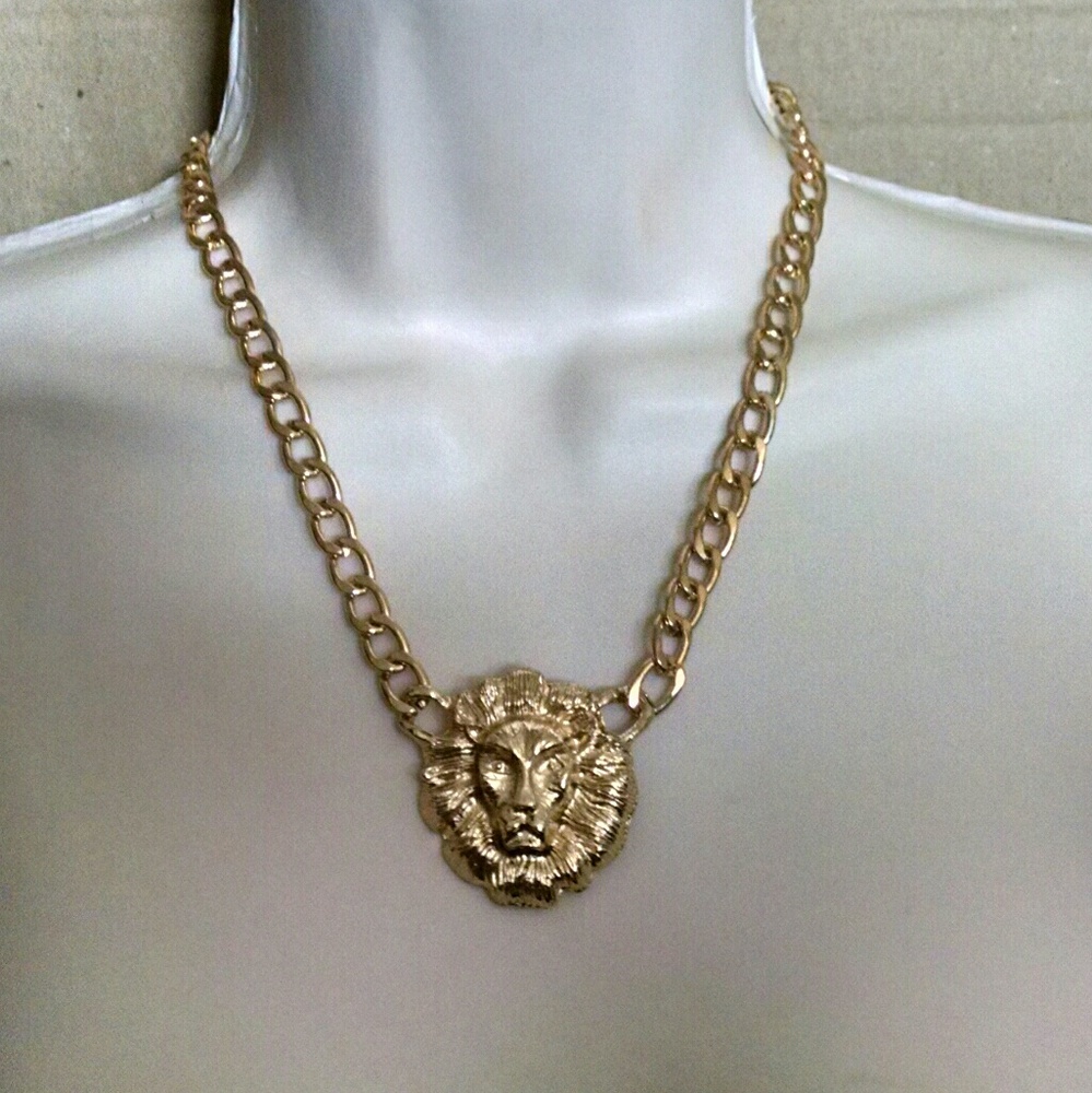 Beautiful goldtone lions face fashion necklace